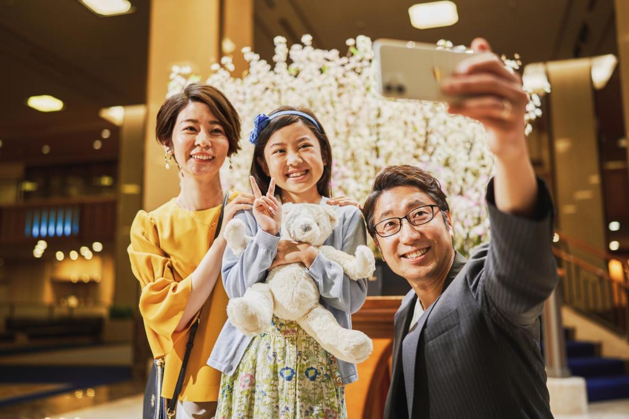 فندق امبريال طوكيو المظهر الخارجي الصورة Princess Hisako with her daughters