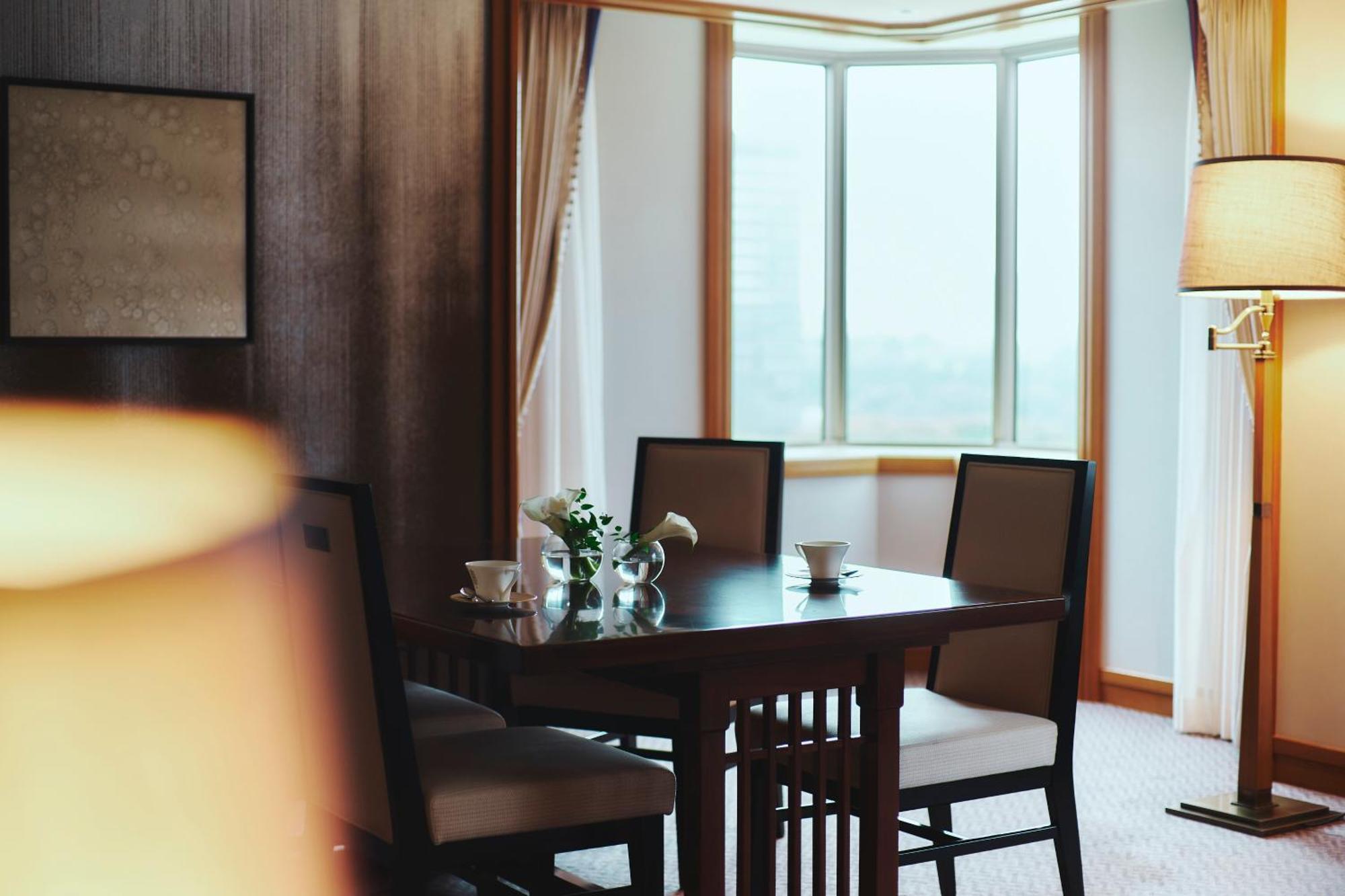 فندق امبريال طوكيو المظهر الخارجي الصورة A table and chairs in a hotel room