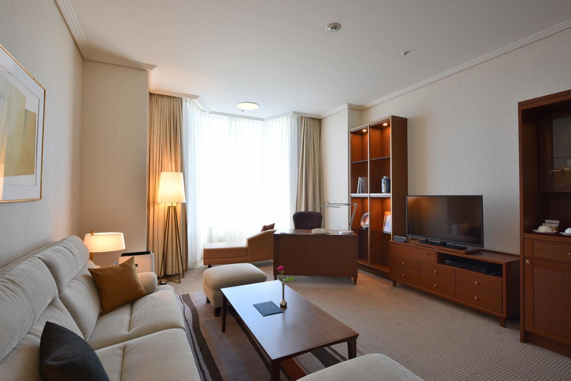 فندق امبريال طوكيو المظهر الخارجي الصورة A living room in a suite at the InterContinental Vienna