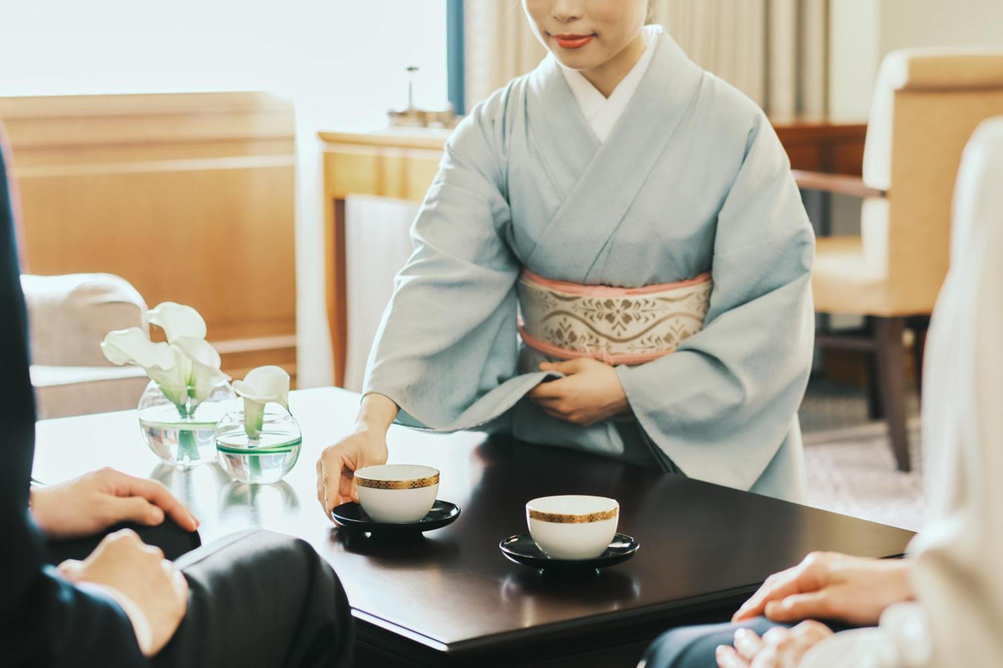 فندق امبريال طوكيو المظهر الخارجي الصورة A woman wearing a yukata